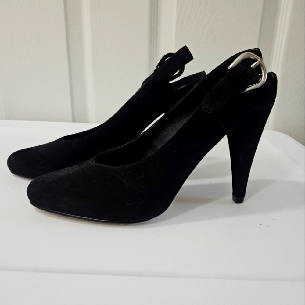 Steve Madden Black Suede Slingback Pumps.